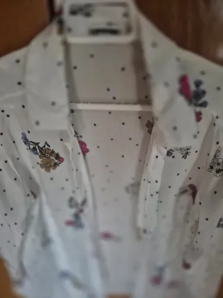 Camisa blanca con estampado floral