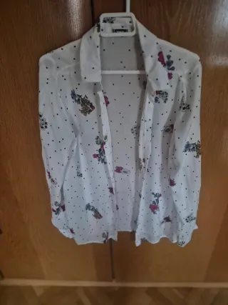 Camisa blanca con estampado floral