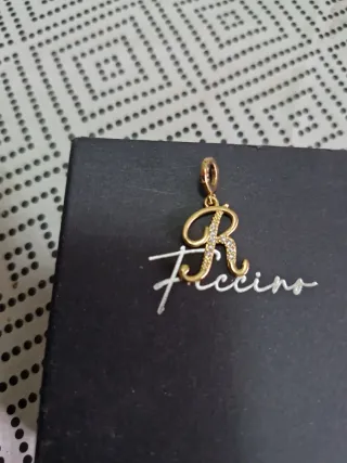 Colgante letra R con circonitas oro