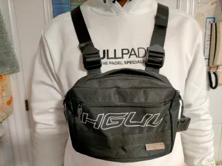 Riñonera de pecho negra con logo blanco