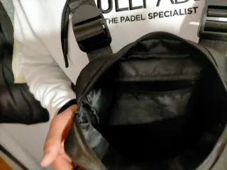 Riñonera de pecho negra con logo blanco