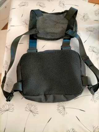 Riñonera de pecho negra con logo blanco