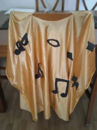 Capa dorada/amarilla con notas musicales