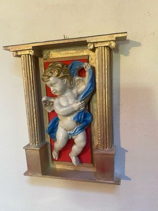 Angelo in ceramica con cornice dorata