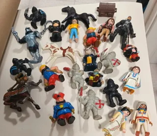 24 Personaggi Giocattolo Assortiti