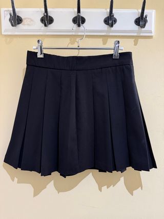 Falda negra plisada