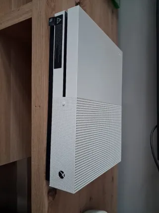 Xbox One S Blanca con juegos y mando inalambrico.