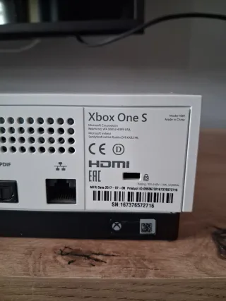 Xbox One S Blanca con juegos y mando inalambrico.