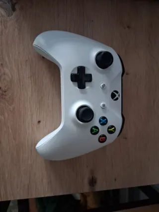 Xbox One S Blanca con juegos y mando inalambrico.