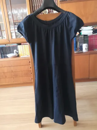 Un vestido negro corto.