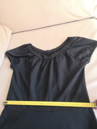 Un vestido negro corto.