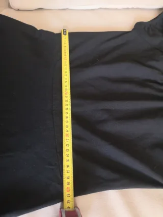 Un vestido negro corto.