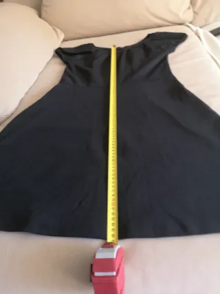 Un vestido negro corto.