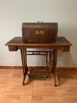 Máquina de coser Alfa antigua