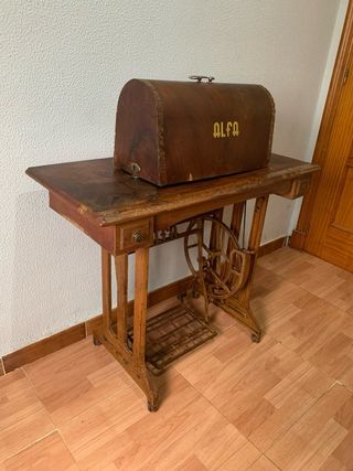 Máquina de coser Alfa antigua