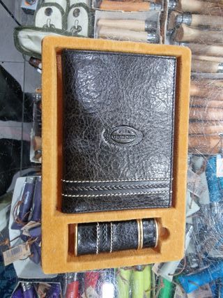 Portafoglio nero da uomo con accendino