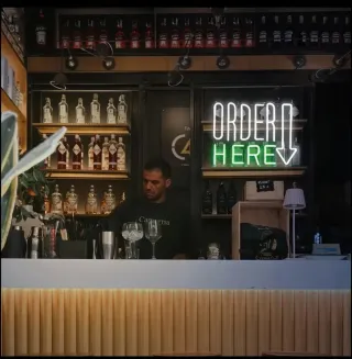 Lampada Neon LED "ORDER HERE" Freccia