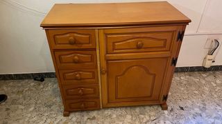 Mueble de madera con máquina de coser Sigma