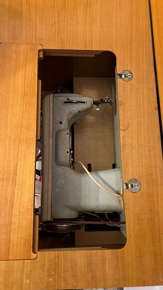 Mueble de madera con máquina de coser Sigma