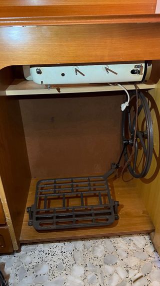 Mueble de madera con máquina de coser Sigma