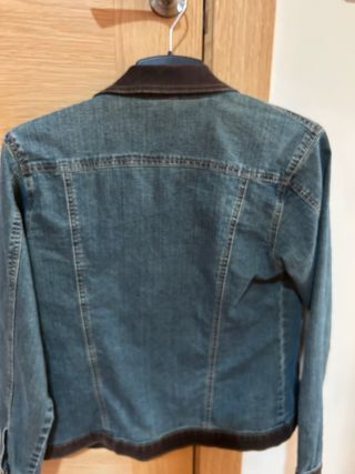 Cazadora vaquera con detalles marrones