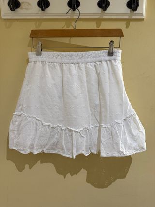 Falda blanca bordada