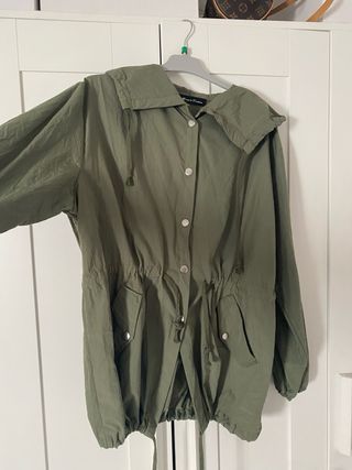 Parka ligera con capucha y calavera