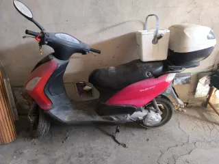 Moto Scooter Roja con Baúl
