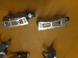 Pedales Clásicos Aluminio con Cintas