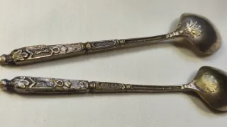 Pareja cucharitas antiguas decoradas.