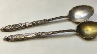 Pareja cucharitas antiguas decoradas.