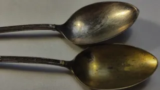 Pareja cucharitas antiguas decoradas.