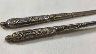 Pareja cucharitas antiguas decoradas.