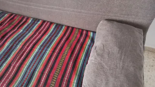 Sofá cama abatible con arcón y patas metálicas