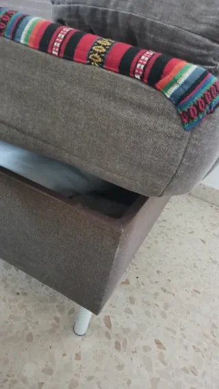 Sofá cama abatible con arcón y patas metálicas