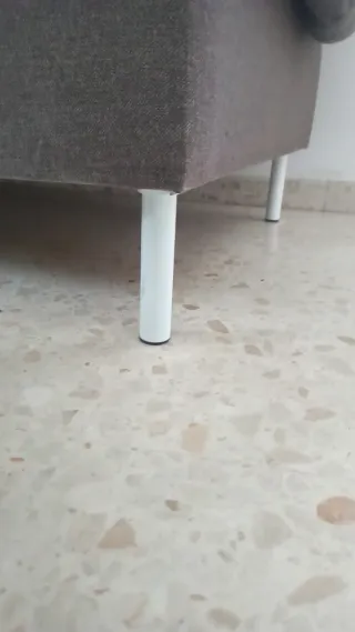 Sofá cama abatible con arcón y patas metálicas