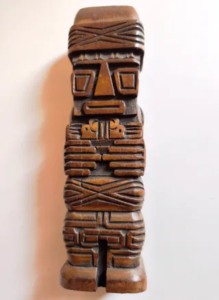 Tótem de madera maciza, tallada (25 x 7 cm)