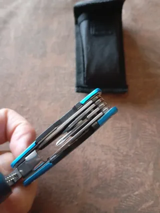 Alicates pequeños con funda azul