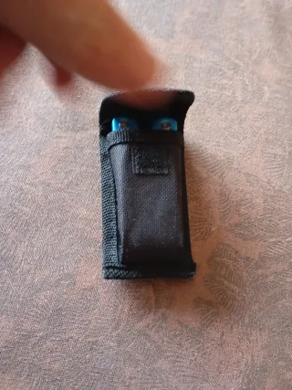 Alicates pequeños con funda azul