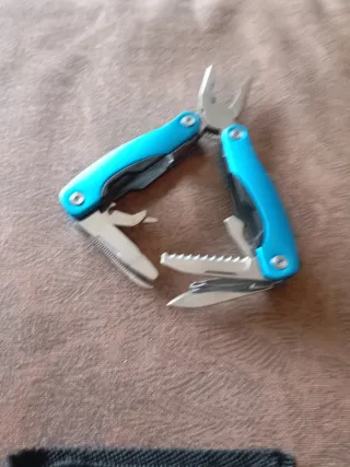 Alicates pequeños con funda azul