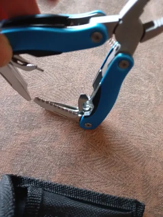 Alicates pequeños con funda azul