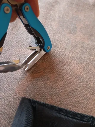 Alicates pequeños con funda azul