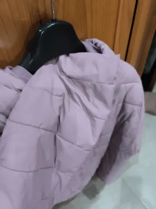 Anorak rosa con capucha