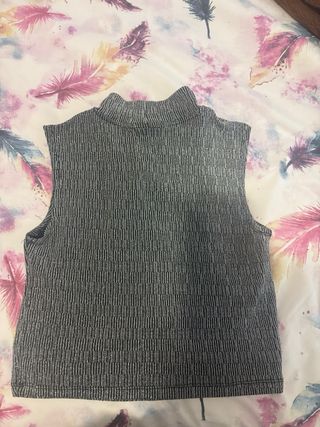 Top fiesta gris plateado cuello alto sin mangas