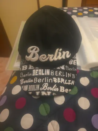 Cappello nero con scritta Berlin