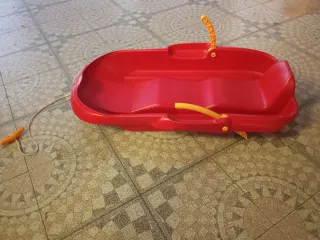 Trineo rojo para nieve con cuerda