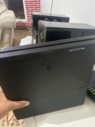 PS4 500GB + 9 giochi (leggi descrizione)