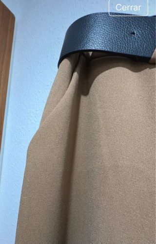 Pantalón de vestir marrón con cinturón