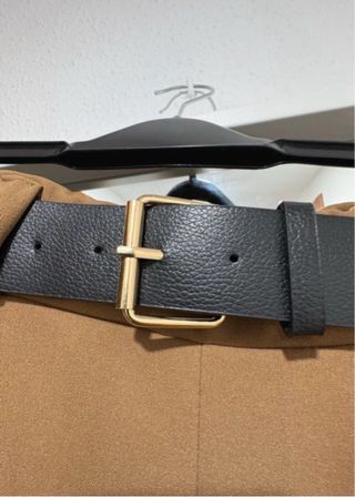 Pantalón de vestir marrón con cinturón