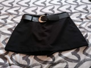 Falda pantalón negra con cinturón